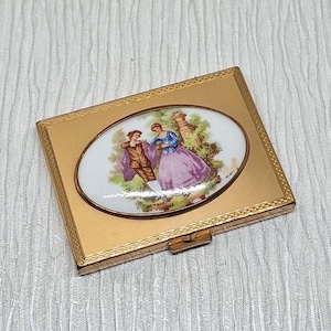 Patrys Compact ~ Lomoges-porseleinen inzetstuk met een romantisch stel Fragonard ~ Vintage French Powder Compact