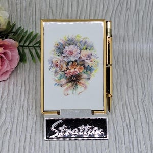 Porte-notes et crayons Stratton en émail blanc avec un bouquet de fleurs ~ bloc-notes vintage