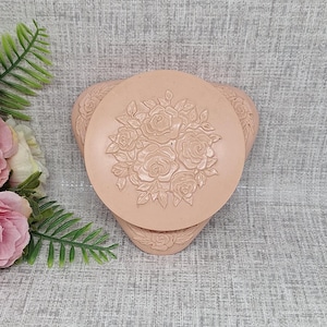 Poudre compacte Avon vintage rose avec roses en relief ~ Boîte à poudre triangulaire