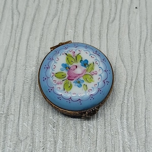 Boîte à pilules de Limoges ~ Peinte à la main en bleu et blanc avec des fleurs roses et bleues ~ Mini boîte à bijoux en porcelaine