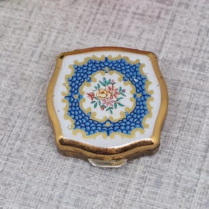 Pastillero Stratton de esmalte blanco con borde azul y dorado alrededor de flores ~ Mini caja vintage