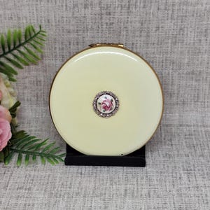 Poudre compacte Kigu ~ Miroir compact vintage en émail crème avec une rose guillochée