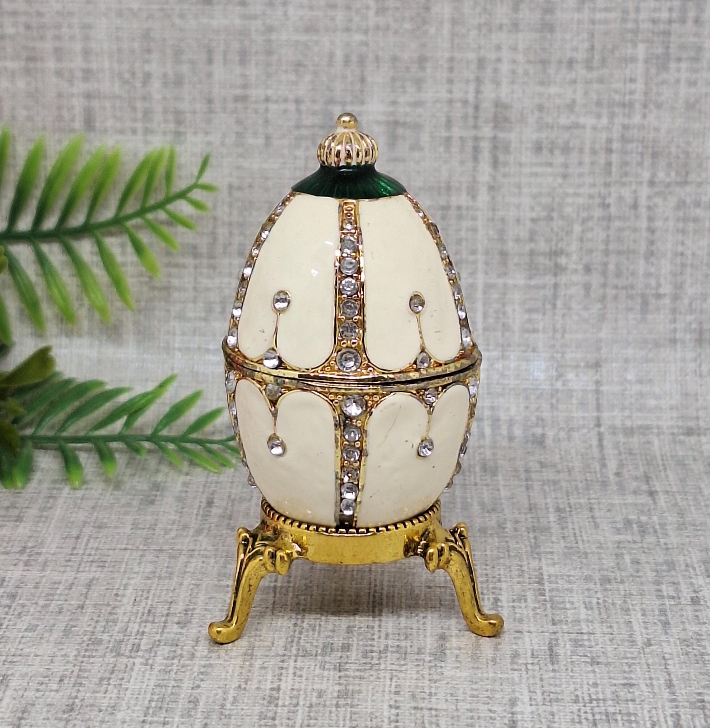 卵型エナメル小物入れ（白、グリーンのギョーシェ模様とクリスタル付き