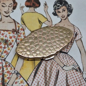 Stratton-pillendoos in goudkleur met een kiezelsteenontwerp op het deksel ~ Vintage jaren 1970
