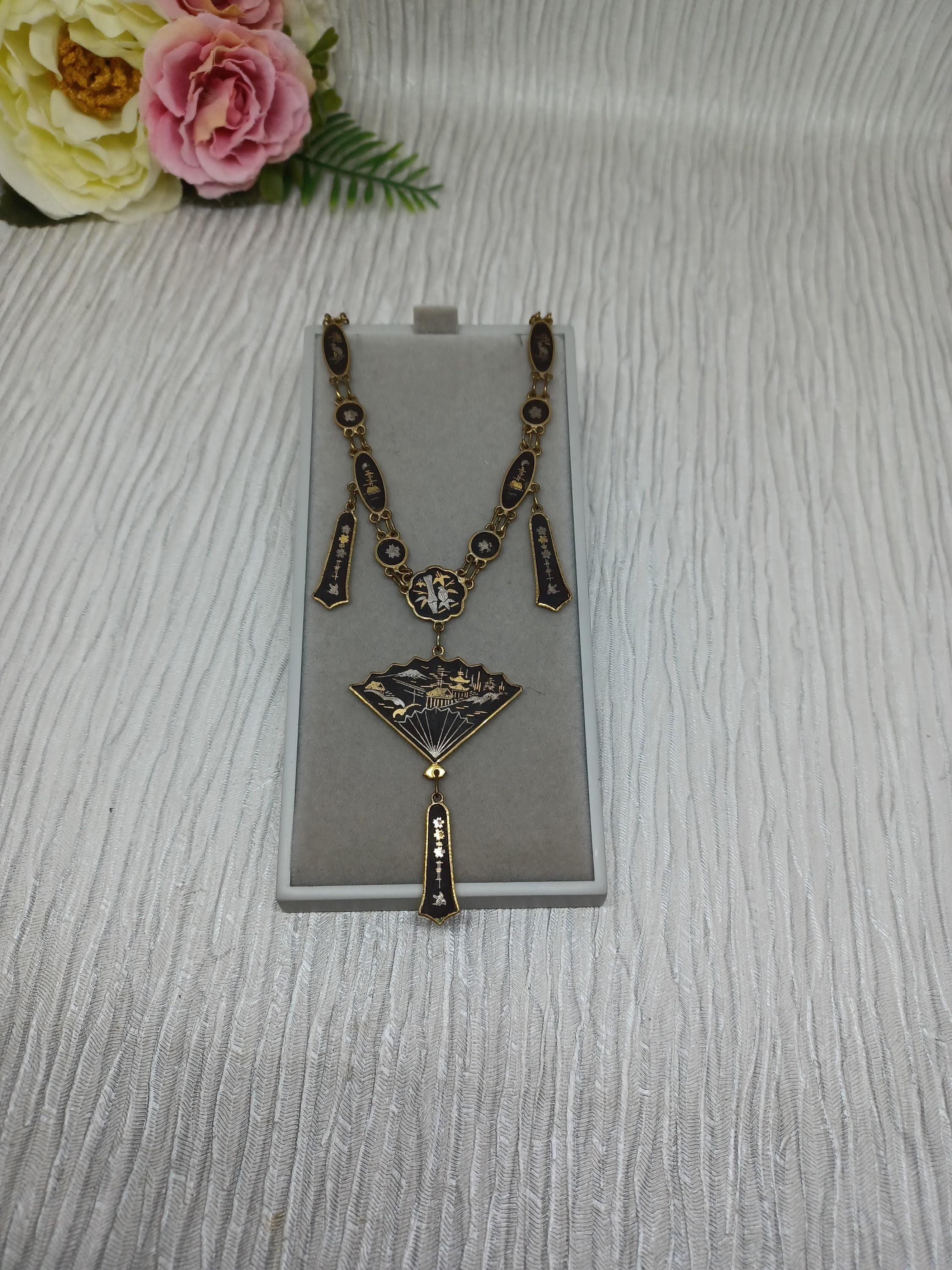 Collier Vintage Doré Tolède Décor Japon – Signé AMITA – Occasion Avec Légères Usures