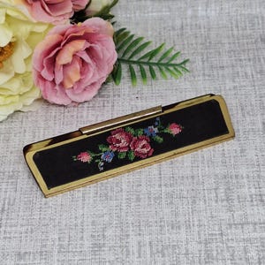 Peigne vintage dans un étui en émail noir avec petites roses et fleurs brodées ~ Rose et bleu ~ Forget-me-nots