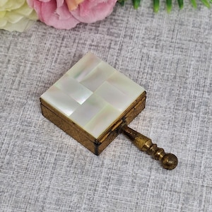 Cenicero de bolsillo con tapa abatible y asa ~ Tono dorado con tapa de nácar ~ Cenicero de viaje vintage