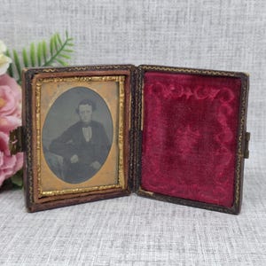 Fotografia antica in ambrotipia in custodia da viaggio ~ Cornice antica con ritratto di gentiluomo vittoriano