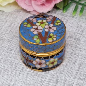 Boîte à pilules ou à bijoux cloisonné ~ Papillon et fleurs ~ Bleu avec rose, blanc et vert