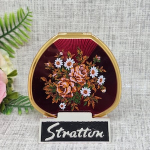 Compacte de poudre de coquille de palourde Stratton en émail rouge avec des roses roses et des marguerites blanches ~ vintage des années 1970
