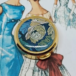 Boîte à pilules Stratton ~ Doré avec acanthe bleu et blanc William Morris ~ Mini boîte