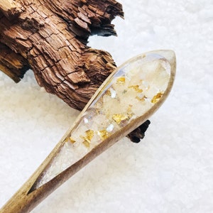 White Hydrangea Wooden Hair Stick – Handmade Elegant Hair Accessory: Flowers & Gold Foil