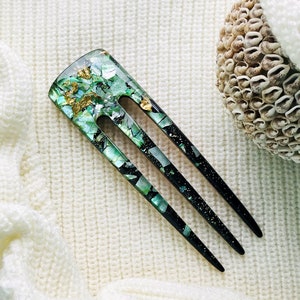 Resin hair fork with green seashells and wood ~ Wooden hair stick for long hair ~ Bun holder for women ~ Anniversary Gift for her