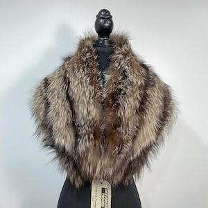 Glamorous Vintage Silver Fox Stole Collar by Colguhouns Fur Salon in very good condition Ca.1980s with Creeds furrier cleaning tags