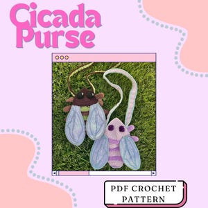 Könnte beinhalten: Zwei gehäkelte Geldbörsen in Form von Zikaden, eine braun und die andere lila, mit blauen Flügeln. Die Geldbörsen haben lange Riemen. Der Text "Cicada Purse" steht oben und "PDF Crochet Pattern" unten.