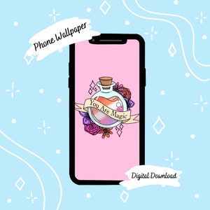 Puede incluir: Un fondo de pantalla para teléfono con un fondo rosa y una ilustración de dibujos animados de una botella de poción con una cinta que dice "You Are Magic". La botella de poción está llena de un líquido rosa, naranja y morado. La botella está rodeada de flores.