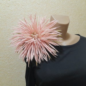 Broche grande de flor de fieltro rosa: broche Art Déco de lana merino