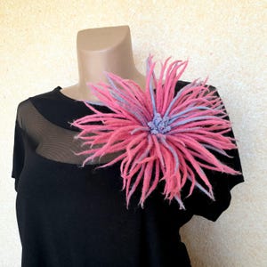 Große gefilzte rosa Blumen Brosche, Filz Schmuck, Wollfilz Brosche, Gefilzte Blume Anstecknadel, Art Deco Blumen Brosche, Geschenk für Frau