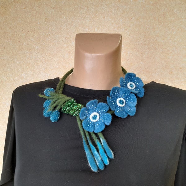 Collier fleurs en feutre bleu, collier en laine, collier bohème, collier fleur en feutre, bijoux en laine, fleurs bleues en feutre