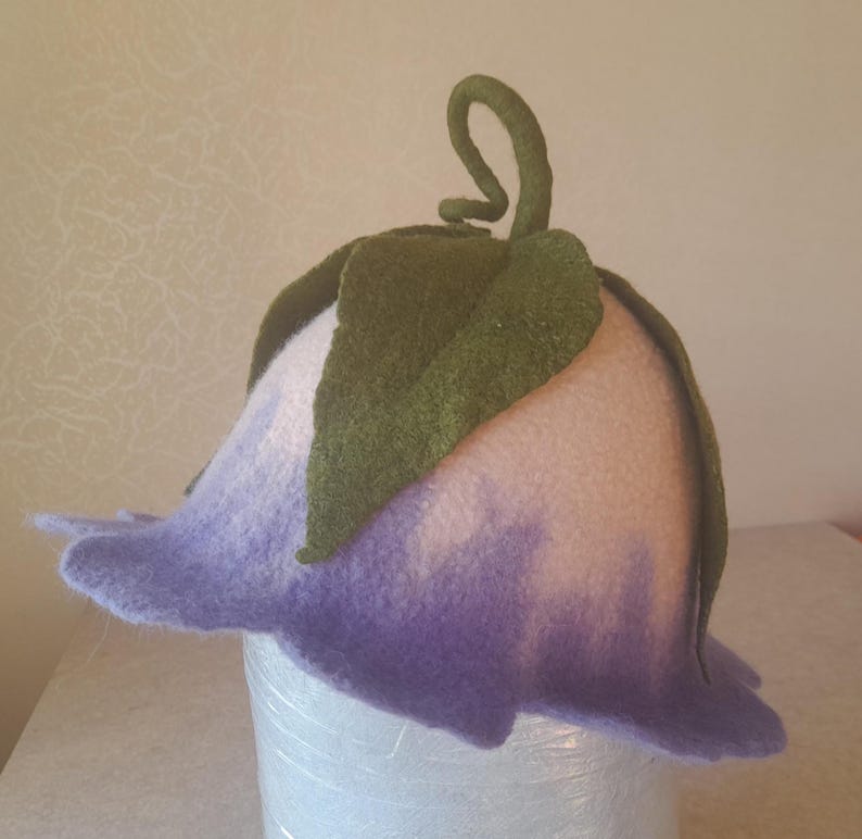 Handgevilte wollen saunamuts: crèmeroze bloemenfee beige + lilac