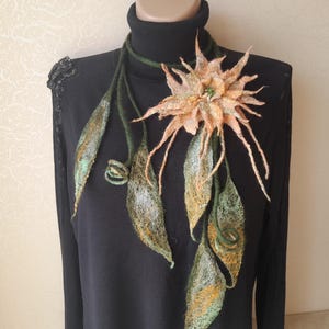Gefilzte florale Lariat Halskette mit Nuno gefilzte Blumen Brosche, Merino Wolle Seide