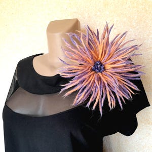 Große lebhafte Blumenbrosche aus gefilzter Wolle - Handgemachtes mehrfarbiges Accessoire, einzigartiges Geschenk für Frauen