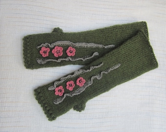 Unique knitted moss-colored mittens.