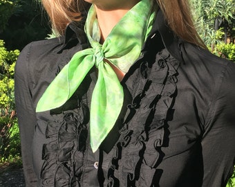 Sciarpa bandana in seta Shibori fatta a mano: arte indossabile verde chartreuse