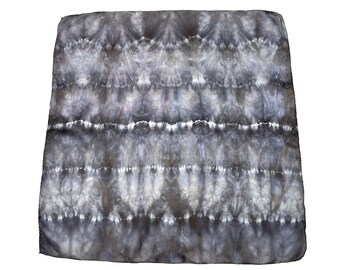 Sciarpa di seta Shibori fatta a mano: arte indossabile color carbone, platino e bianco