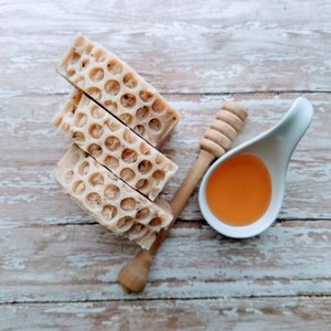 Honeycomb & Rosemary - Exfoliating Soap Bar -  Local Honey and Shea Butter - Zero-waste - Cruelty-free - Forest-friendly - Sustainable