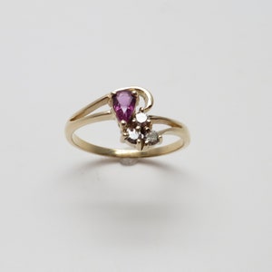 Impresionante vintage nuevo oro amarillo de 10 quilates en forma de pera rubí con acentos de diamante en diseño de remolino / tamaño 6.5 / pesa 1.611