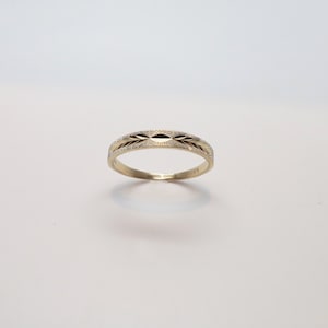 Anillo vintage nuevo de oro amarillo y blanco de 14 quilates de 3,65 mm de ancho con diseño de trigo tallado. Anillo apilable. Talla 11 3/4. 2,86 gramos.