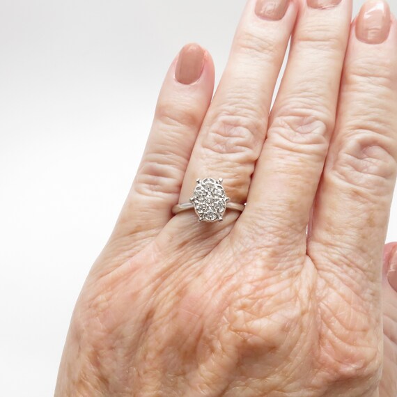 Beautiful 1/5ct TW 14K White Gold Diamond Oval Cluster Ring