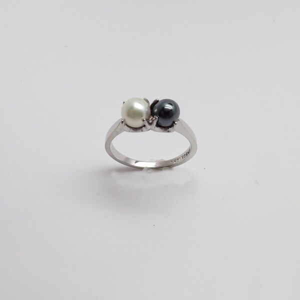 Vintage New 10K White Gold Black and White 5.5mm Akoya Pearl & Hematite Ring each set in 4 Prongs/ Statement Ring/ Sz 6.75 / 2.74 grams