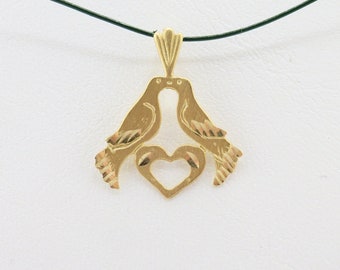 Adorable colgante de palomas besándose/pajaritos/corazón de oro amarillo de 14 quilates de 7/8" con corte de diamante, 0,91 gramos