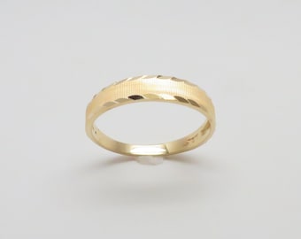 Superbe vintage New 14K Yellow Gold 4.4mm Wide Tapered Band/ Etched Edges/ Ring / Stacking Ring/ Wedding Band/ Taille 10.5 /Pèse 2,52 grammes