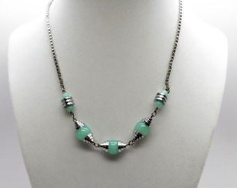 Vintage Art Deco Licht Jade grün subtile opak Perle 16" Halskette w / weiß gestapelt Metall endet