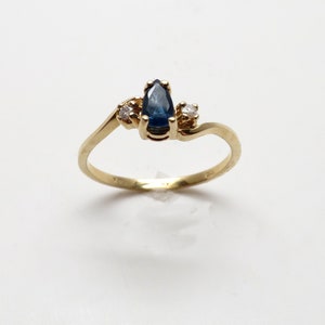 Pretty Vintage New 14K Yellow Gold Genuine Pear Shape Sapphire & Diamond Ring/ Swirl Design/ Sz 5.5/ Weighs 1.26 grams