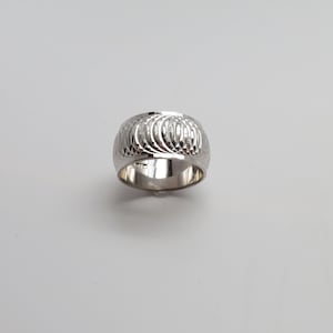 見事なヴィンテージの新品 14K ホワイト ゴールド 幅 10 mm インターロッキング サークル 結婚指輪 / バンド / スタッキング リング / サイズ 6 / 重量 8.29 グラム。