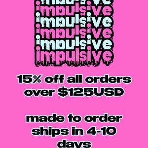 Puede incluir: Un gr&aacute;fico rosa brillante con la palabra impulsive repetida seis veces en una fuente negra apilada y goteante con contornos azul claro. Debajo del texto, letras blancas indican 15% off all orders over $125USD, made to order, ships in 4-10 days.