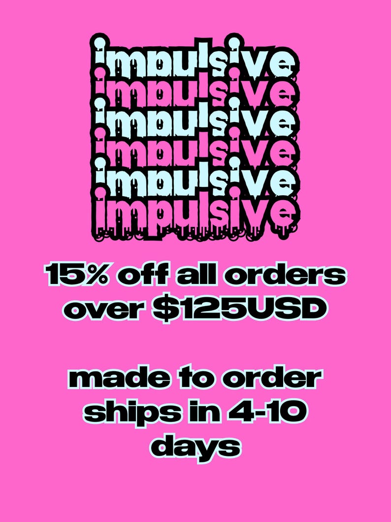 Puede incluir: Un gr&aacute;fico rosa brillante con la palabra impulsive repetida seis veces en una fuente negra apilada y goteante con contornos azul claro. Debajo del texto, letras blancas indican 15% off all orders over $125USD, made to order, ships in 4-10 days.