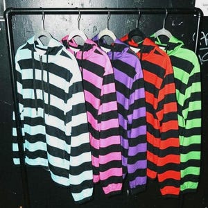 Scenecore ストライプ ジップアップ パーカー | Scene Clothes | Y2K エモ ゴシック 横縞スウェットシャツ | オルタナティブ グランジ サイバーモール ゴス ユニセックス ジップ
