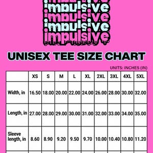 Puede incluir: Una tabla de tallas de camiseta unisex sobre fondo rosa con el texto IMPULSIVE en una fuente que parece gotear. La tabla detalla el ancho, largo, largo de manga y tolerancia de talla en pulgadas para tallas de la XS a la 5XL.
