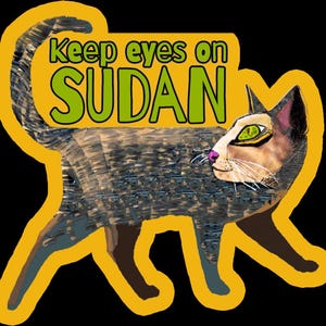 Puede incluir: Una pegatina amarilla y verde con una ilustración de un gato y el texto "Keep eyes on SUDAN".