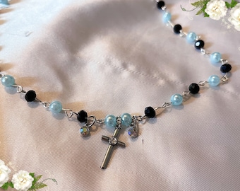 Collier de perles croix aigue-marine coquette gothique