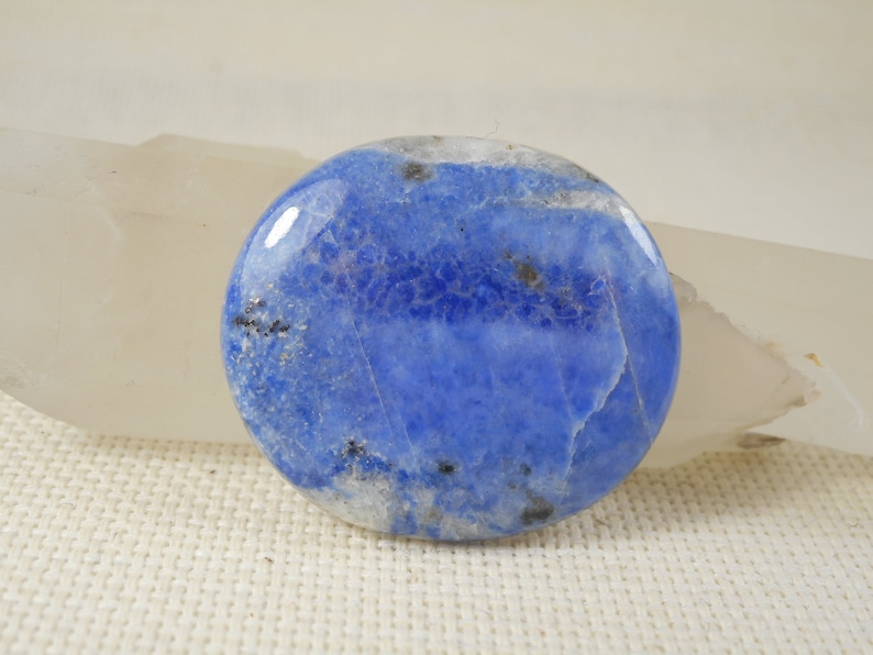 natural stone cabochon oval form shape blue diopside Violane