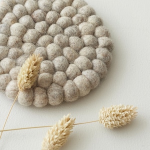 Posavasos de fieltro ecológico hecho a mano con forma de florero de comercio justo Beis