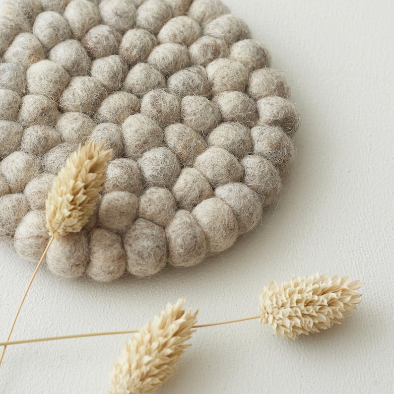 Posavasos de fieltro ecológico hecho a mano con forma de florero de comercio justo Beis