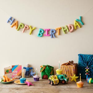 Guirnalda de letras de comercio justo de fieltro ecológico Feliz cumpleaños 200 cm