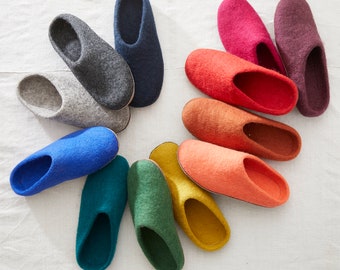 Pantuflas tipo mula de fieltro ecológico hechas a mano de comercio justo, suela de ante